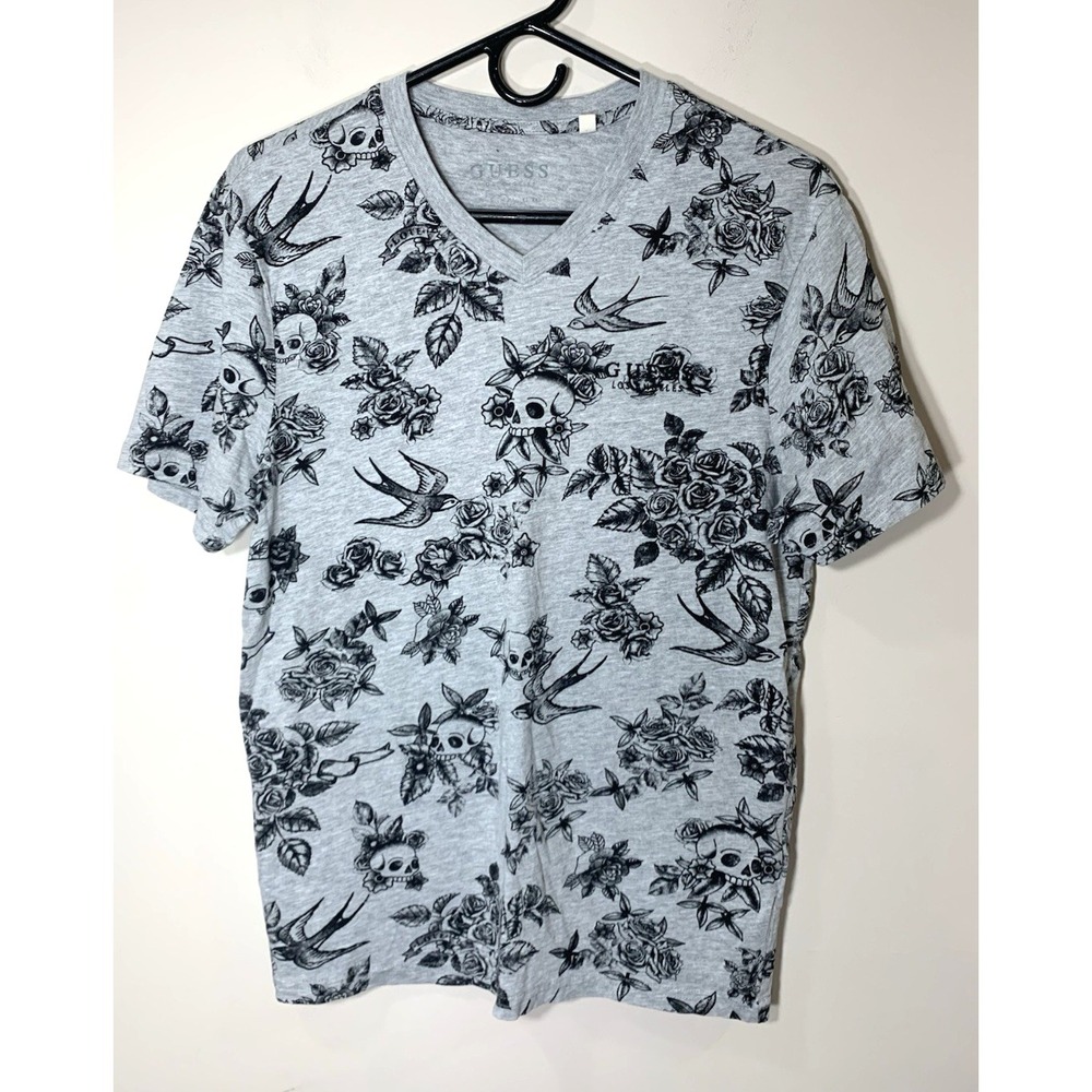 Guess‎ Graphic T-Shirt Mens Medium Gray Skull Roses V-Neck - Picture 1 of 9